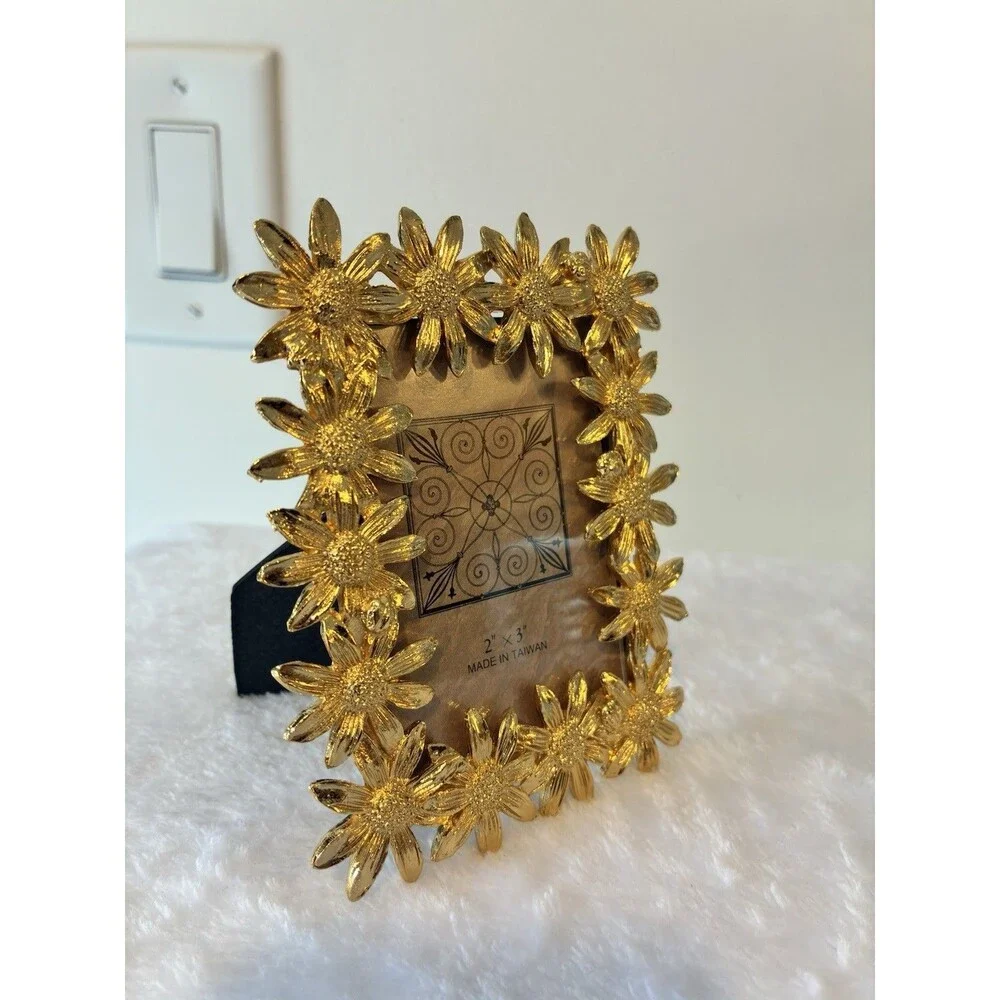 Unbranded gold metal